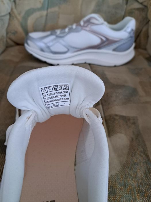 Продавам нови маратонки скечерс