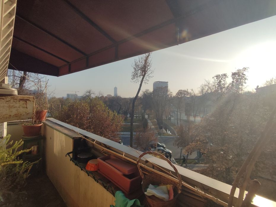 Продаётся трёх комнатная  квартира  Низами. Парк бобур