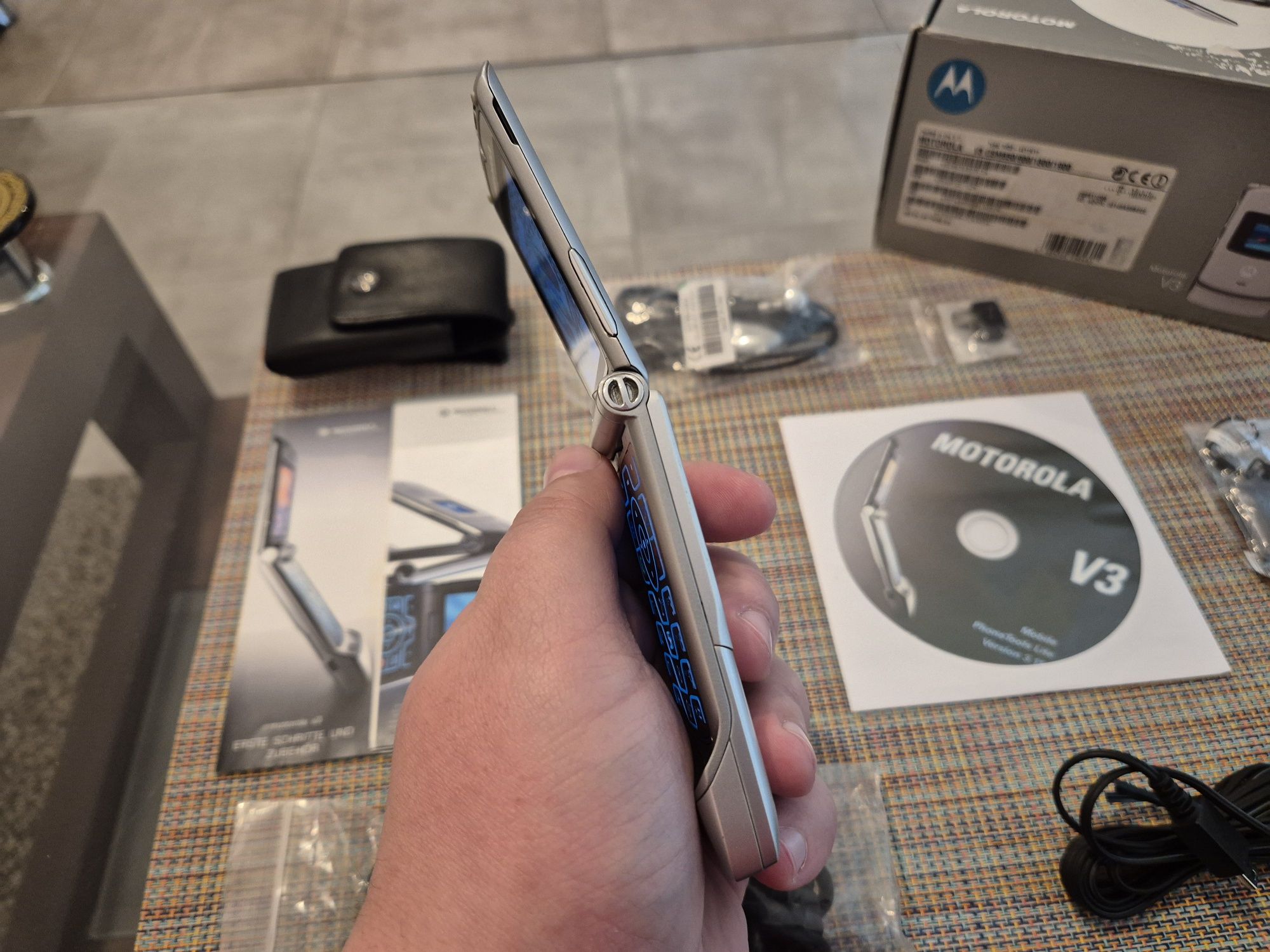 Motorola V3 full box, 10/10, acelasi IMEI peste tot, pentru colectie