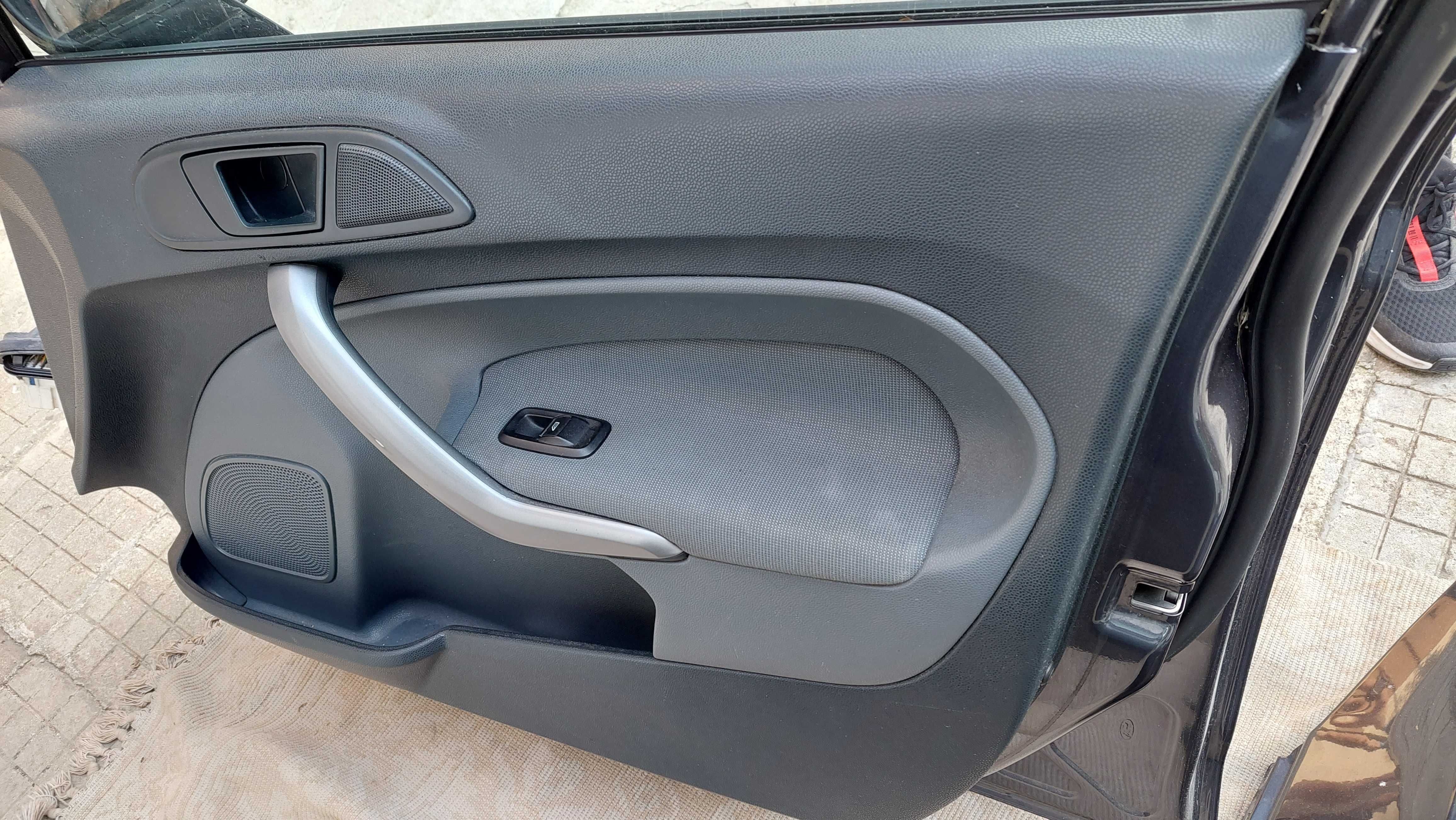 Предна дясна врата и калник за Ford Fiesta Mk7