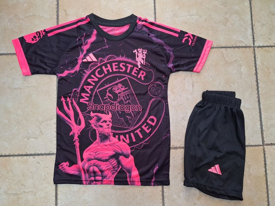 Детски неонов футболен екип на К.Роналдо Манчестър Юнайтед нов модел !
