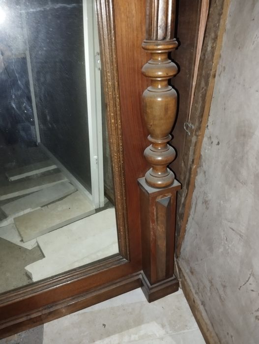 Vind oglinda cu măsuță cu blat de marmura  datata inainte de 1900