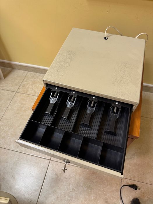 Каса, чекмедже за банкноти с регулируеми прегради