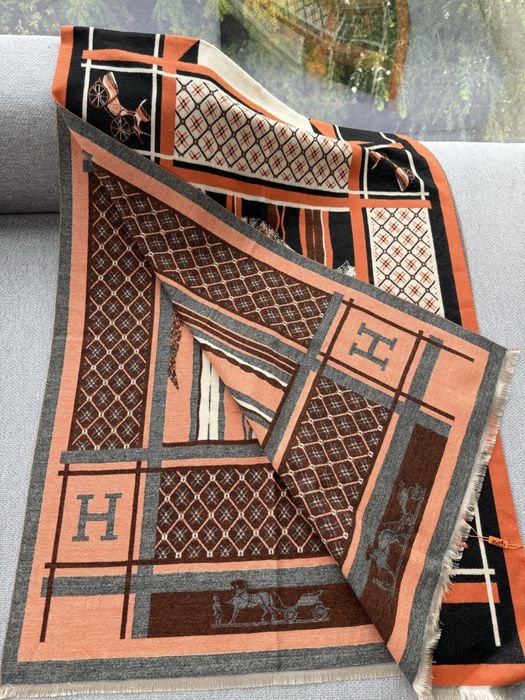 Нови зимни шалове Hermes, Dior, Gucci, Fendi