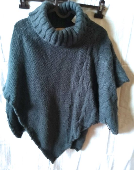 Poncho albastru tricotat moale pufos cu guler snur de piele pe margini