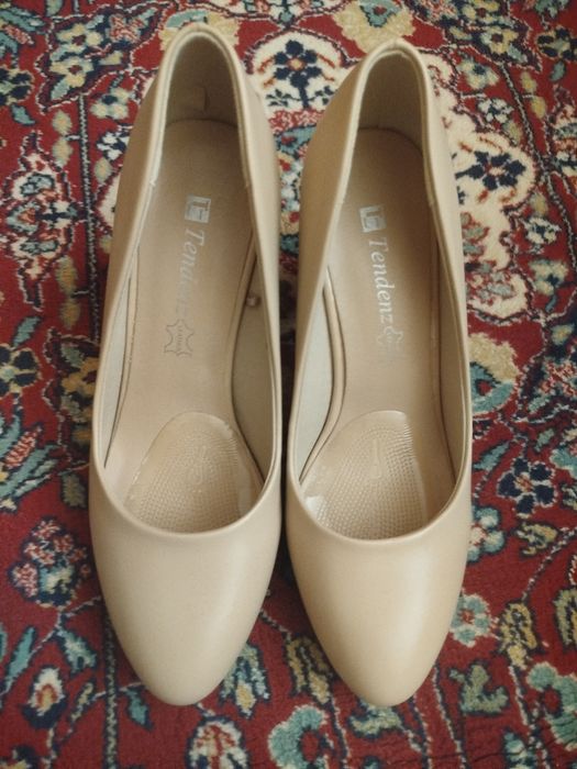 Елегантни бежови токчета