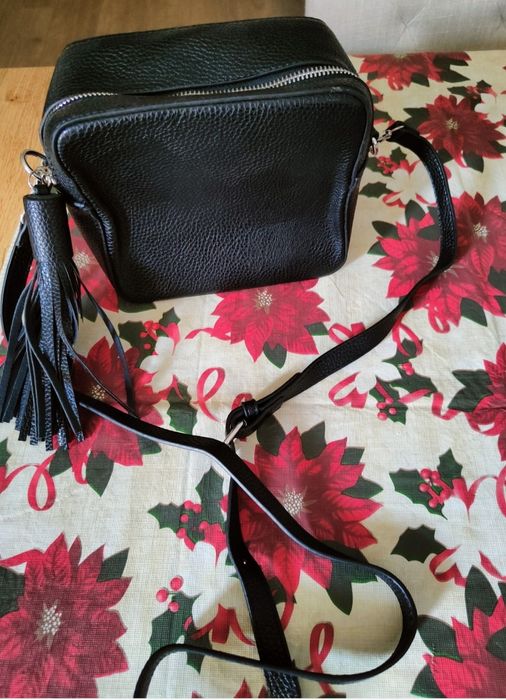 Нова дамска чанта. Черна чанта с пискюл цена 30 лв. Размер 18 /16 см.