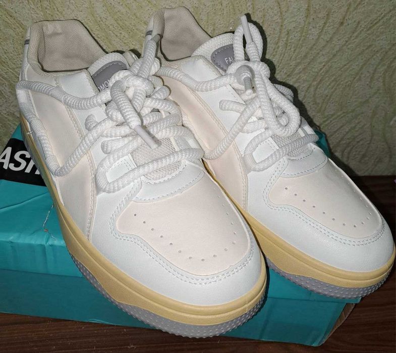 Кроссовки  новые