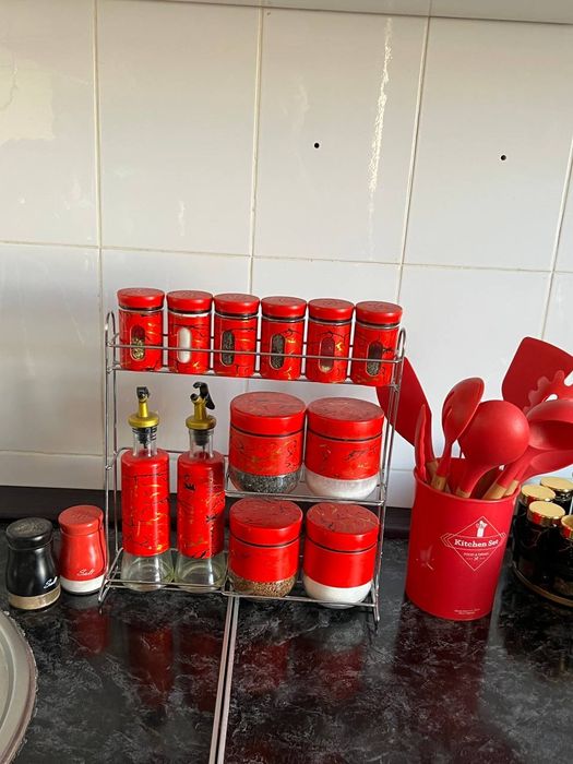 Кухонный набор красном цвете