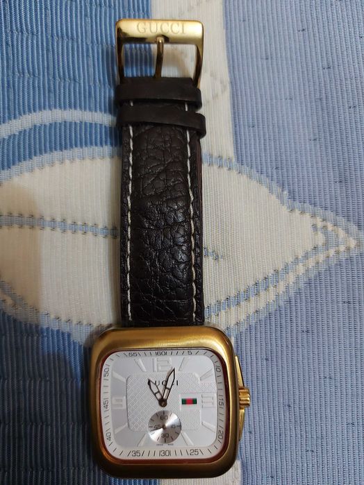 Gucci златист мъжки/дамски часовник – квадратен корпус, кожа каишка