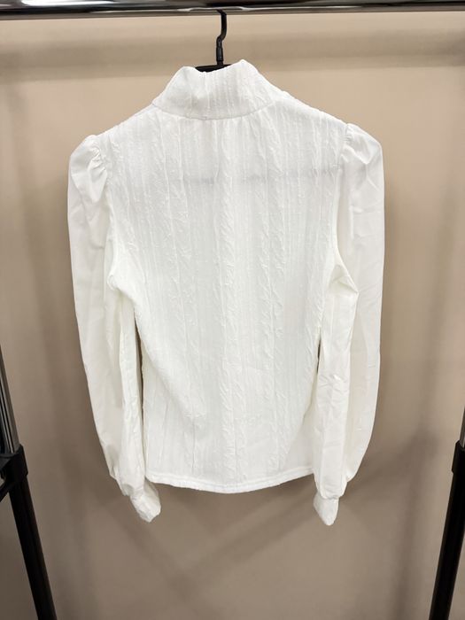 Бяла блуза с ефектни ръкави тип риза