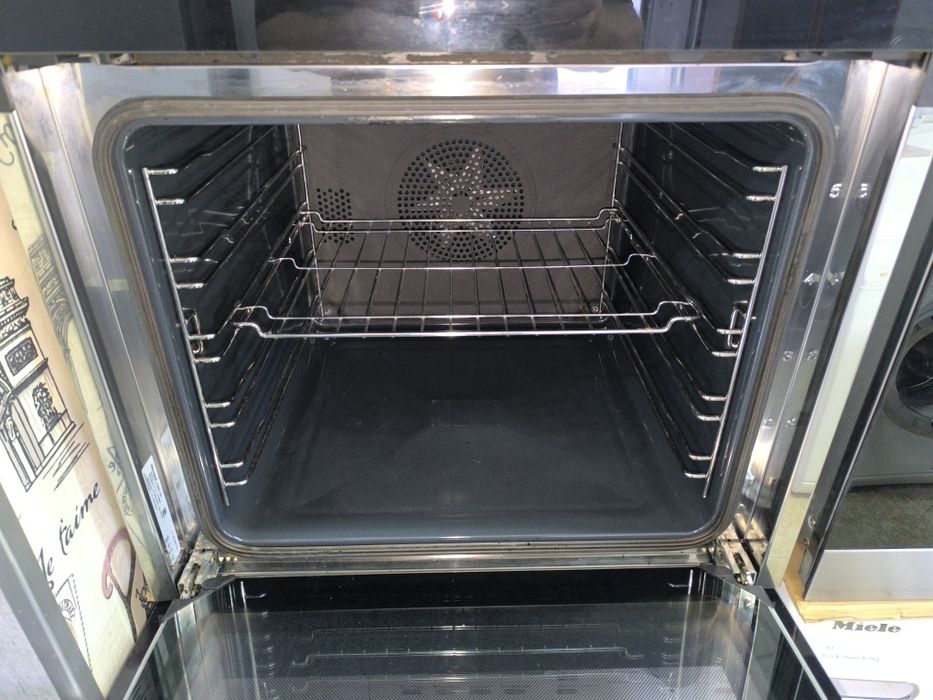 Фурна  Miele H2661-1B  - 76литра. 10 функции с вентилатор.