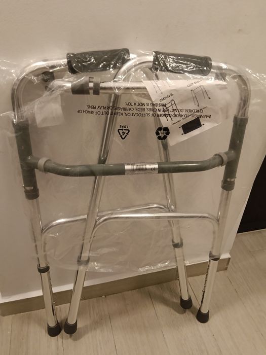Cadru de mers pliabil, ajustabil pe inaltime, cu pasitor, din aluminiu
