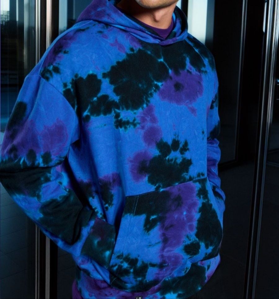 Суичър в синьо-виолетов tie-dye стил