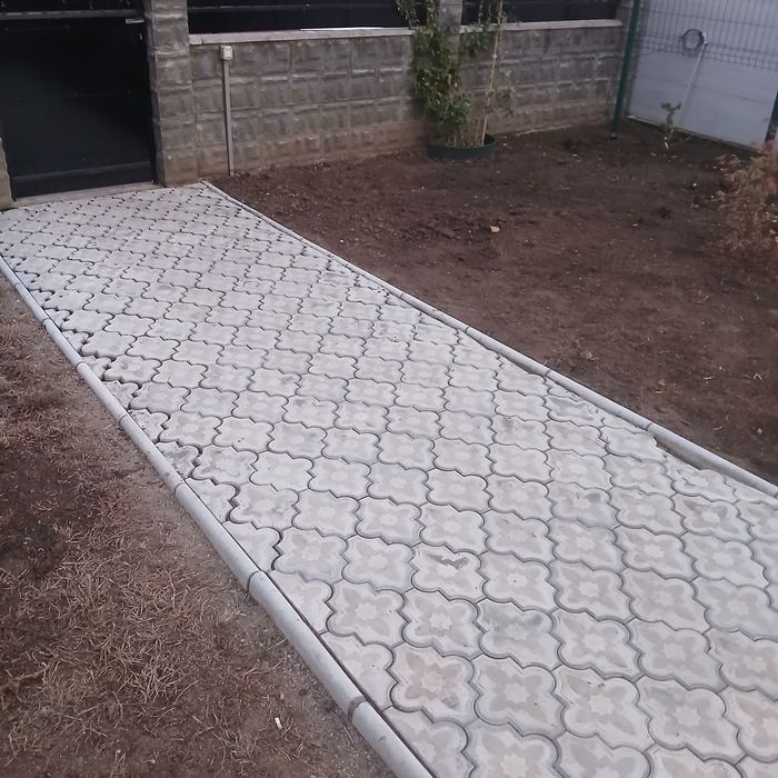 Pavaj curte cu model și borduri