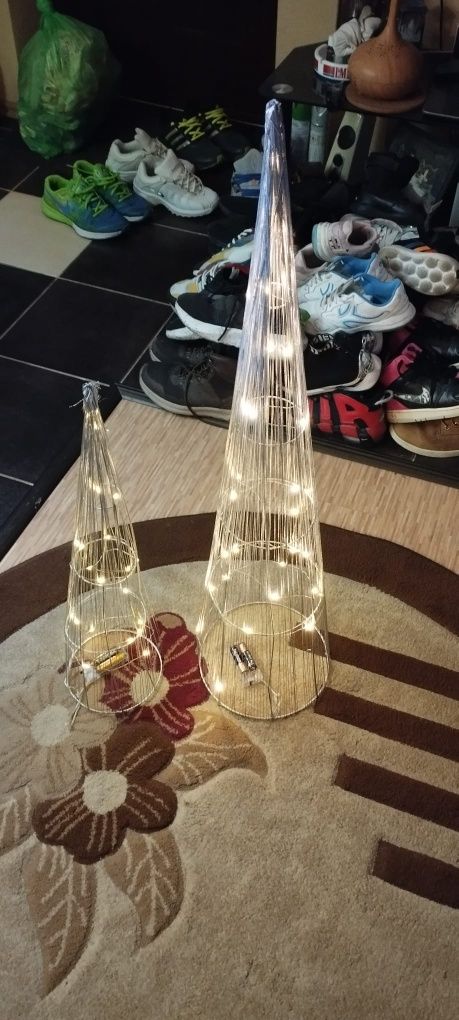 Doua piramide cu leduri