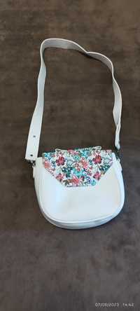 Дамска чанта в бяло и цветни мотиви