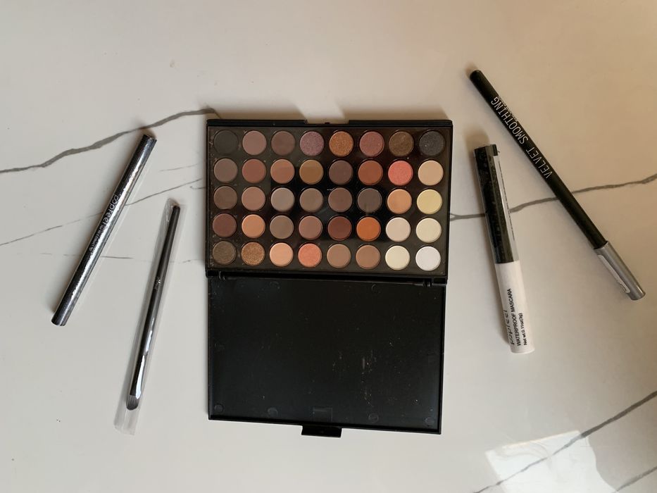 Vând produse de make-up,creme etc.