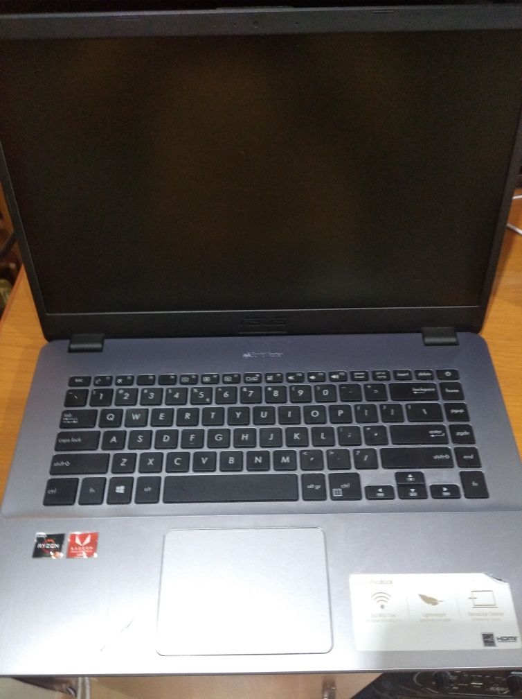 Vând laptop ASUS VivoBook