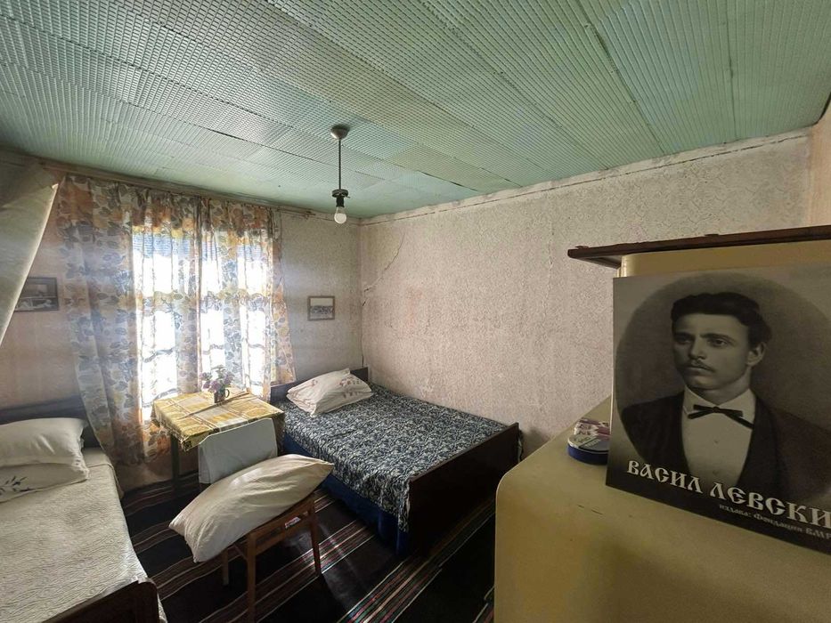 Двуетажна къща с фотоволтаици, с. Цар Асен