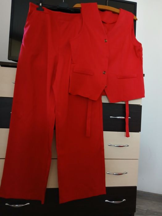 Vând Compleuri de damă L.100 de lei bucata ..