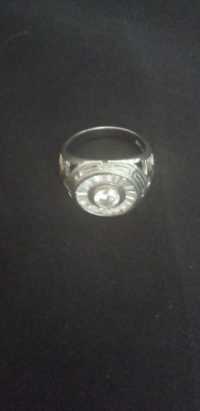продам серебрянное кольцо 925 с камнем раз.19