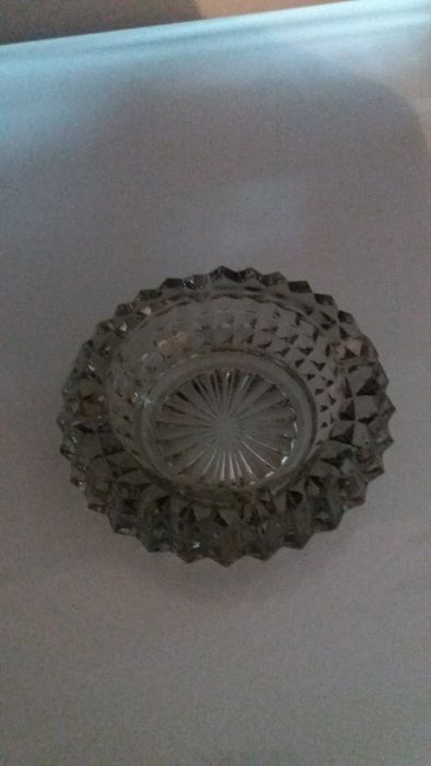 Два броя нови пепелници