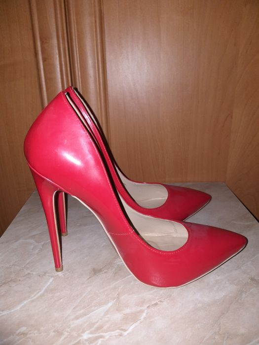 Продам красные лаковые туфли...