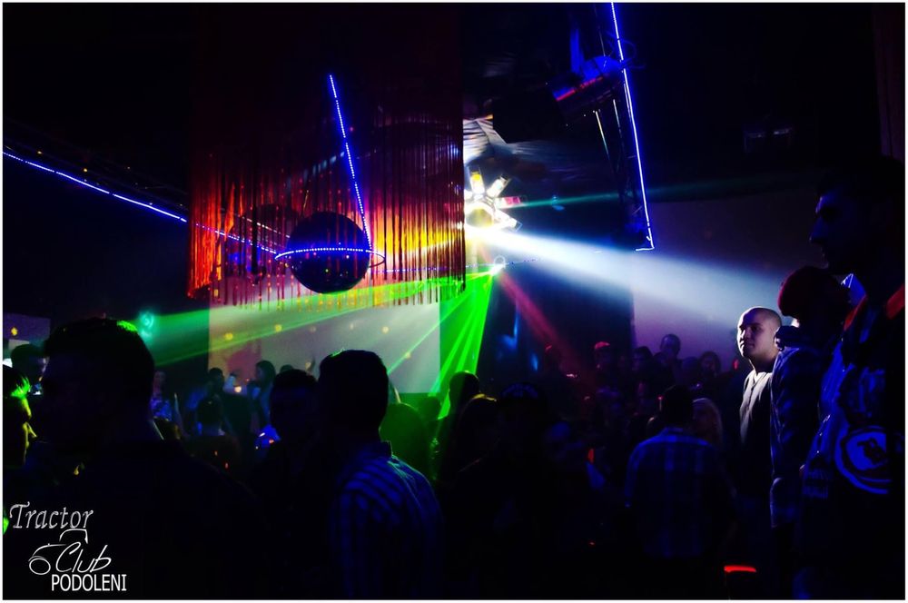 Player , mixer , amplificare ,sunet, lumini .