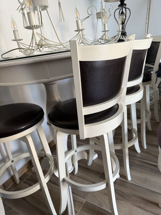 Mobilier lemn masiv compus din 21 scaune tapitate si 8 mese