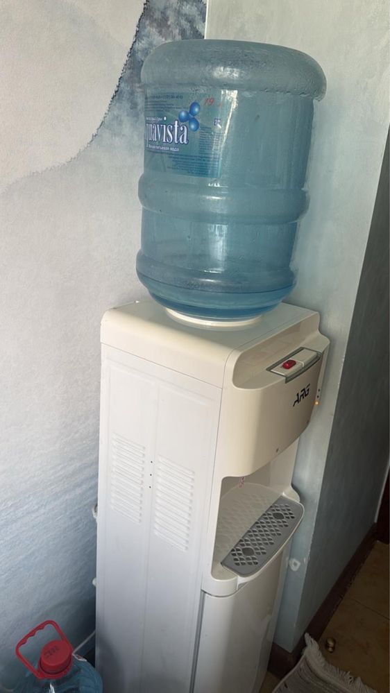 Продаю диспенсер для воды