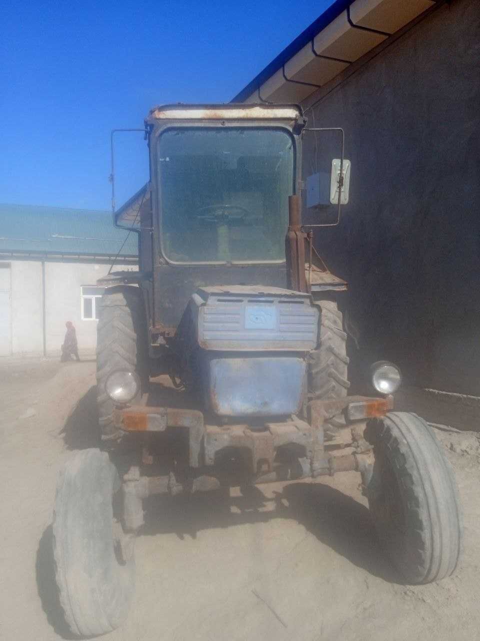 T28 Traktor sotiladi