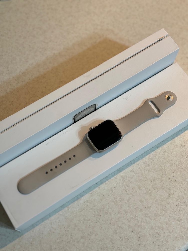 Продам Apple Watch 8 series 41mm Starlight