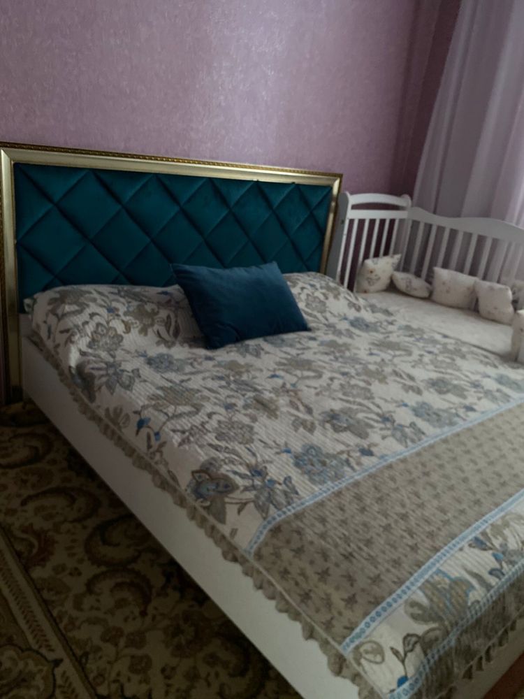 Продам спальный гарнитур с матрасом