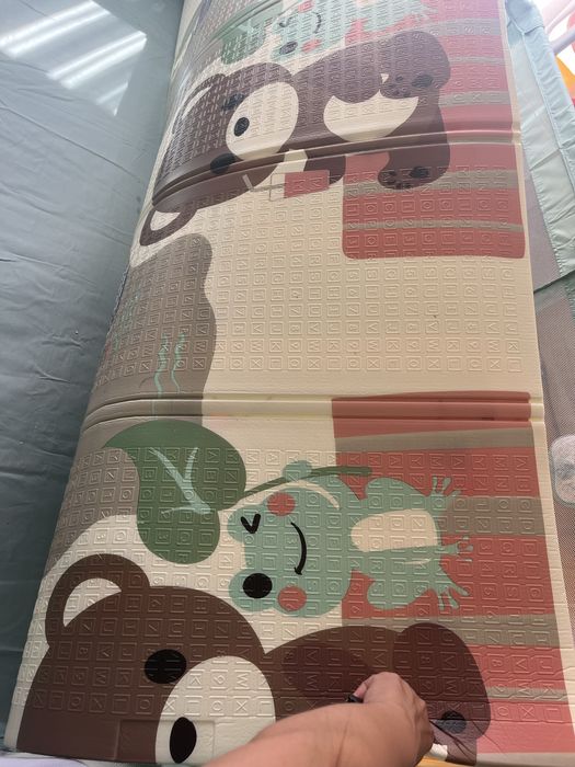 Бебешка ограда с врата и килим