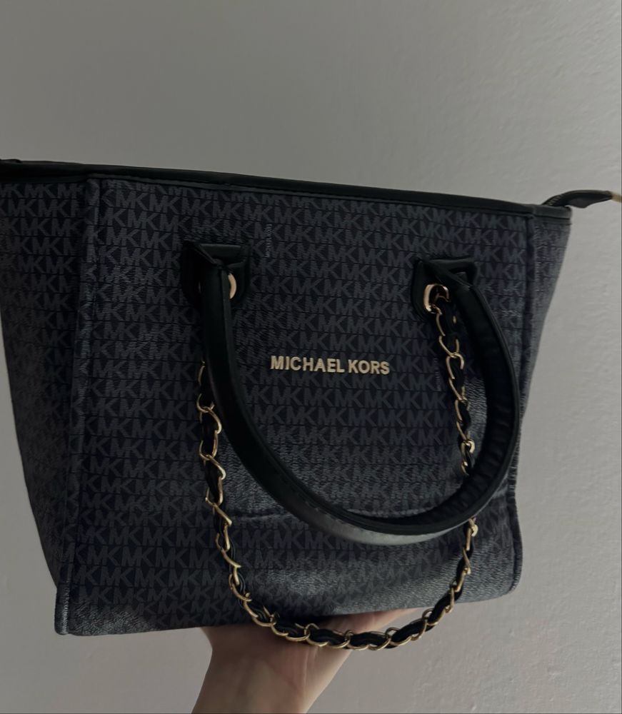 - Geanta Michael Kors Signature Jet Set -