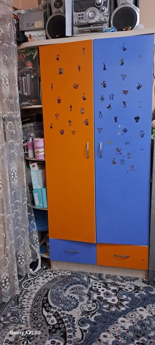 2 eshikli shkaf yonida polkalari ham bor