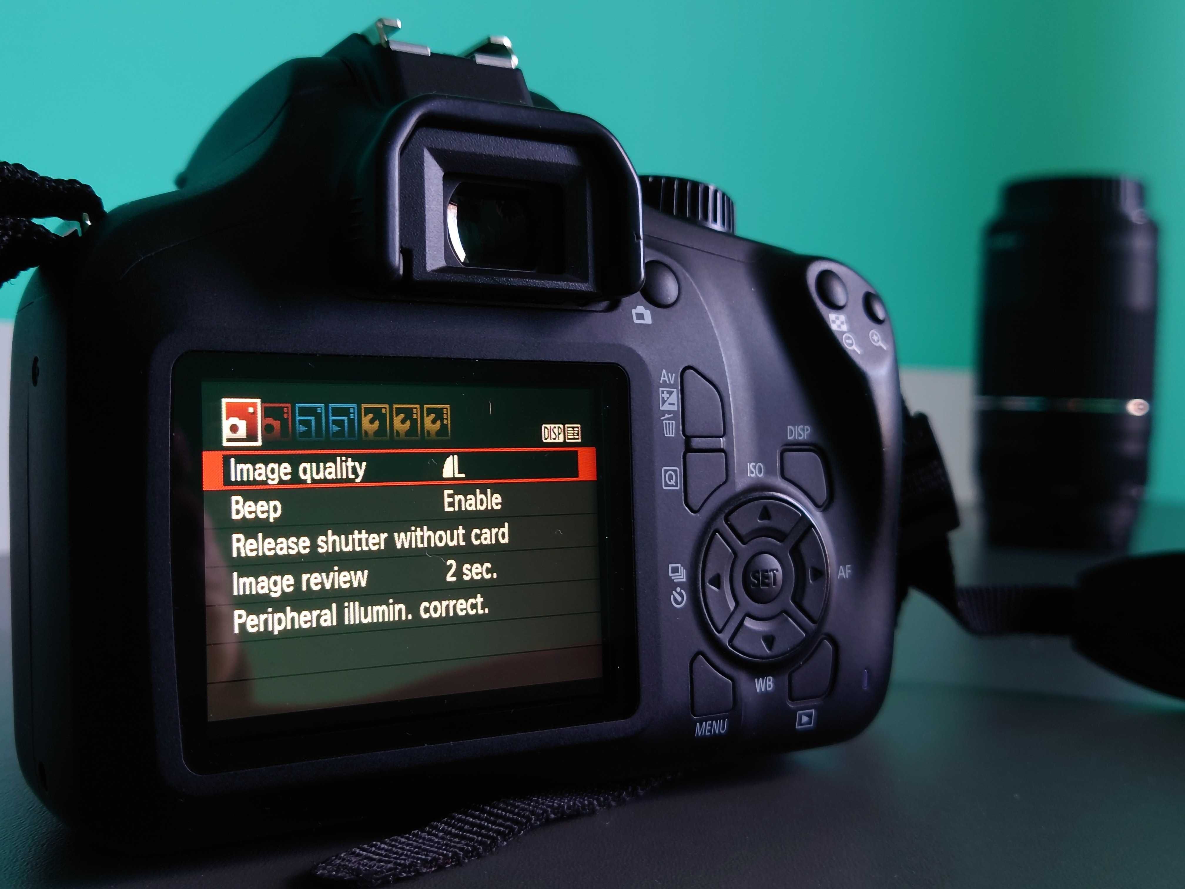 Отличен Canon EOS 4000D с обектив Canon EF-S 18-55mm F/3.5-5.6