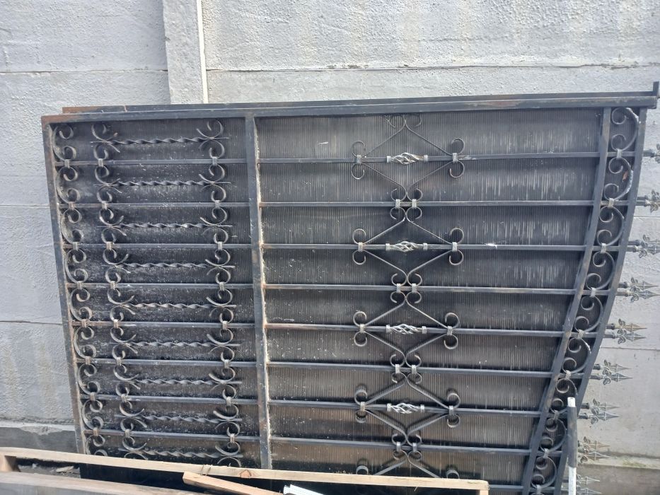 Vând porți fier forjat