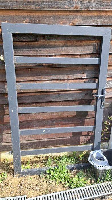 Poarta din fier cu gratii