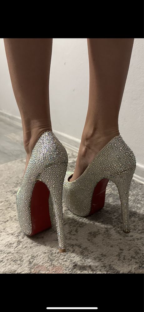 Обувки на ток Christian Louboutin