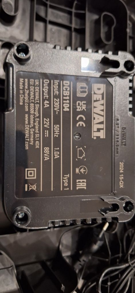 Зарядно устройство DeWALT DCB1104 10.8 - 18 V