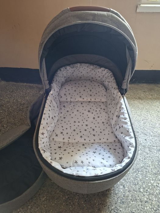 Продавам бебешка количка 3 в1 на марката Moni Polly.