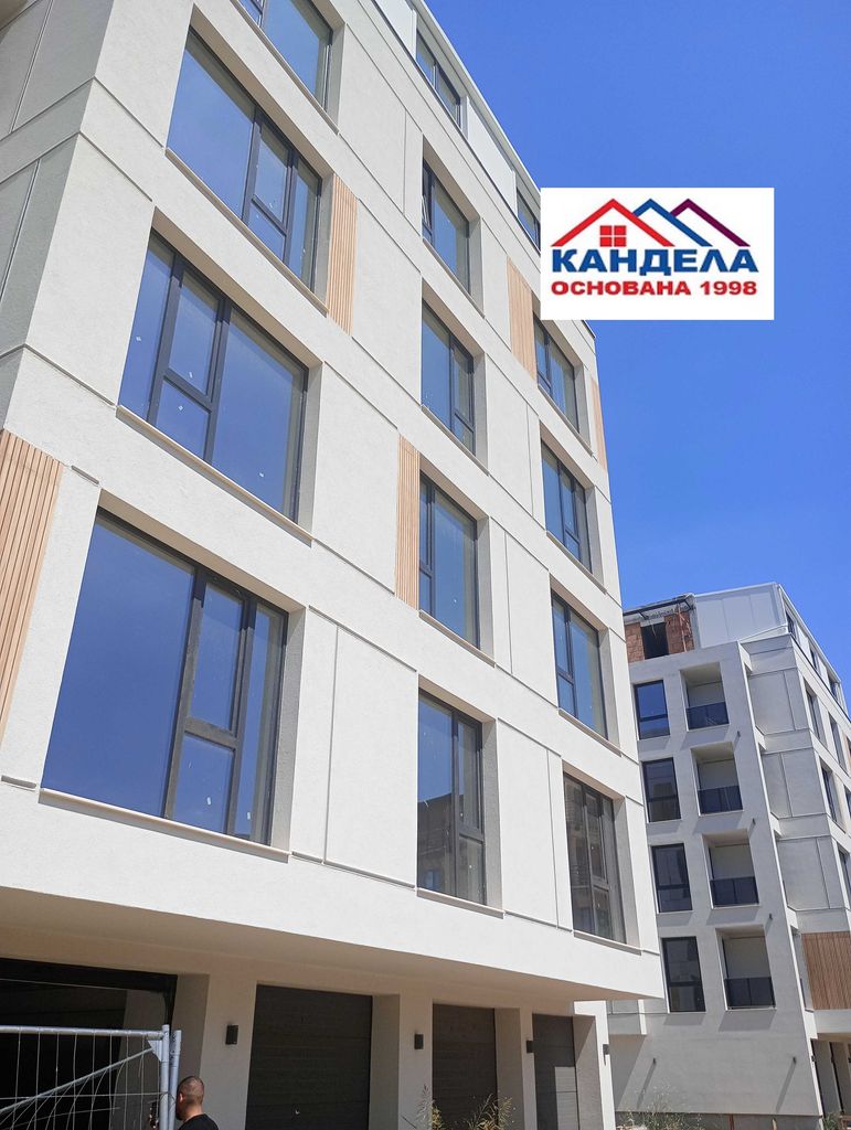 Продава се Тристаен апартамент в Пловдив, Остромила - 100 кв.м за 1095 €/кв.м - Снимка #2