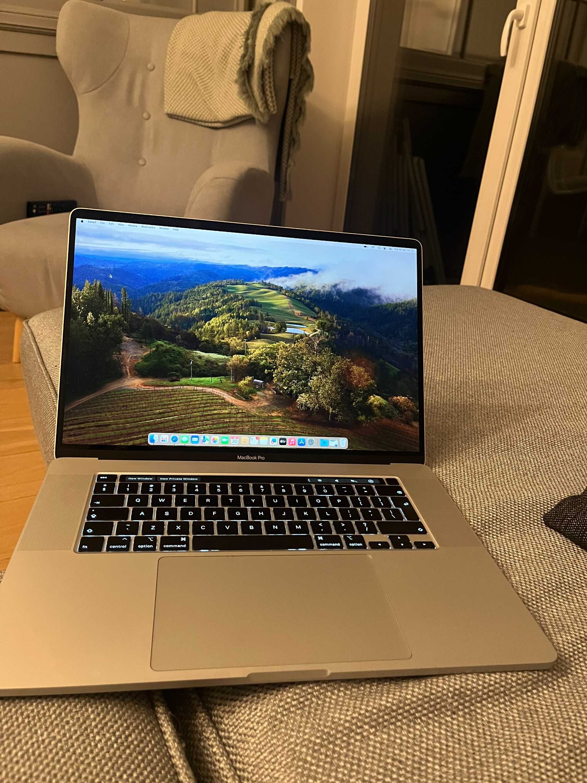 MacBook Pro 16", i9 2.30 GHz, 16GB 1TB SSD, Radeon Pro 5500M 4GB