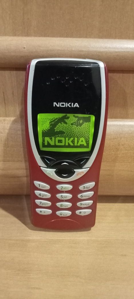 Nokia 8210 original  liber in retea