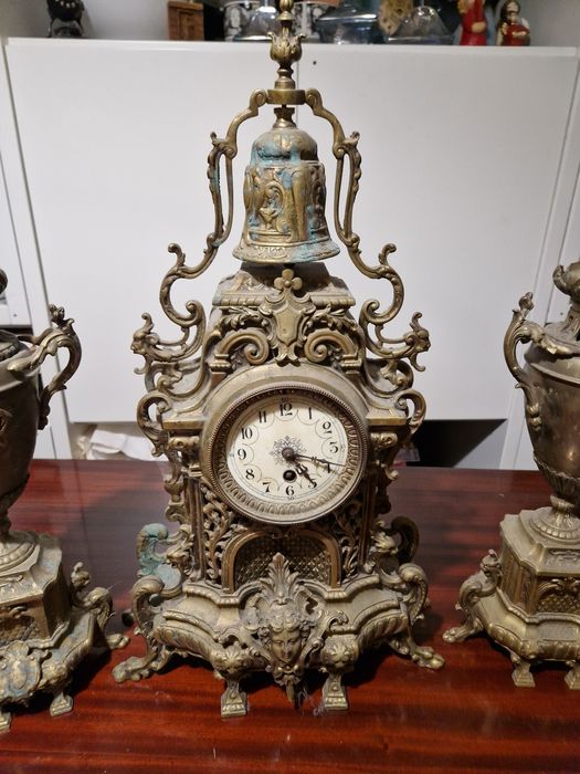 Антикварен каминен часовник с 2 вази - канделабри / Каминен гарнитур