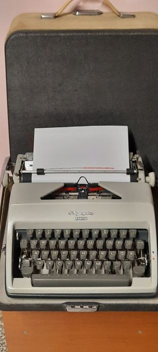 Mașină de scris Olympia Monica impecabilă