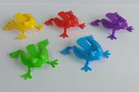 Различен цвят скачащи жаби