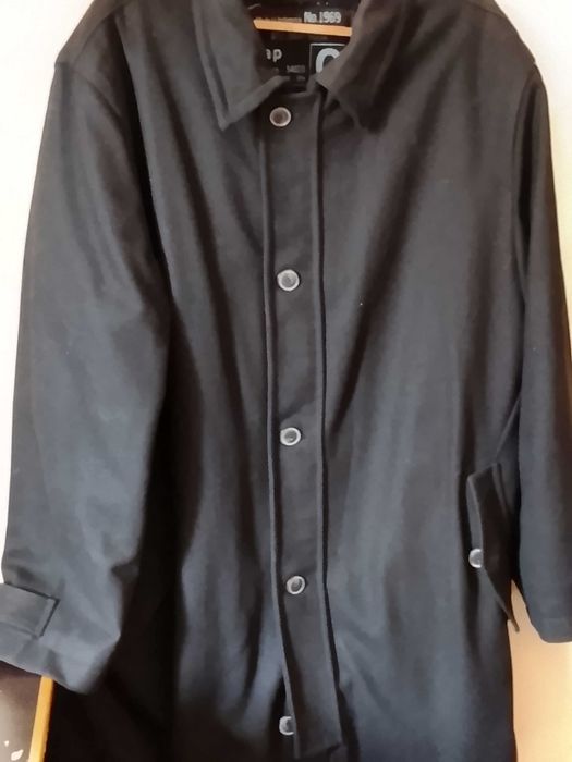 Хорошее теплое мужское пальто большого размера.